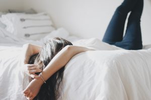 https://pixabay.com/nl/meisje-bed-haar-slaapkamer-1245773/