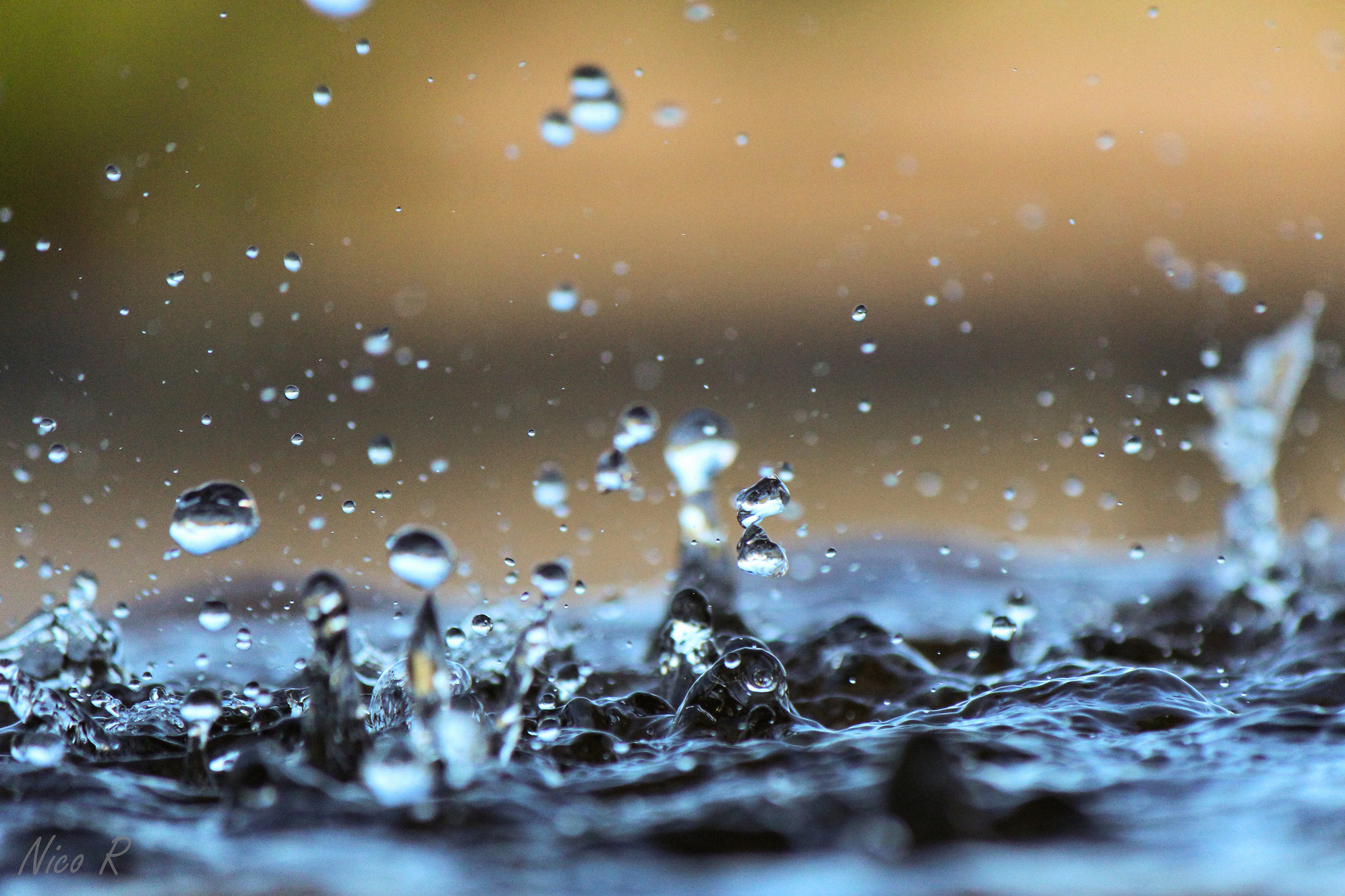 Деионизованная вода. Демилитаризованная вода. Ультрачистая вода. Water Splash background.