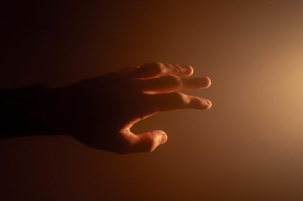 https://pixabay.com/nl/photos/hand-bereik-bereiken-vingers-5961660/