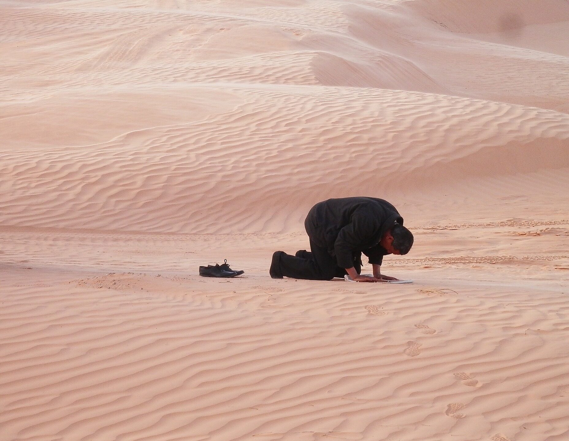 https://pixabay.com/es/photos/oraci%C3%B3n-desierto-musulm%C3%A1n-religi%C3%B3n-1258673/
